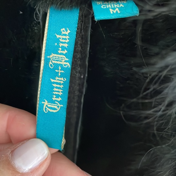 NWOT Truth + Pride Black Shearling Vest - warm and stylish - size Medium - Picture 3 of 6